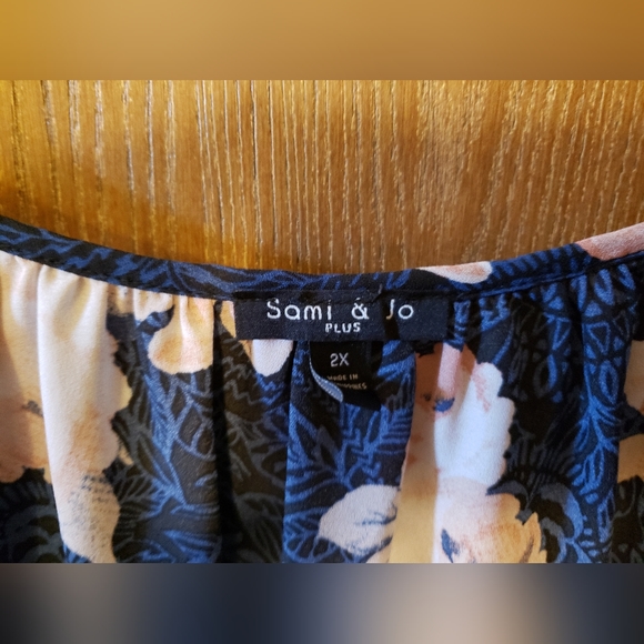 Beautiful Tunic Plus Size - Picture 3 of 3